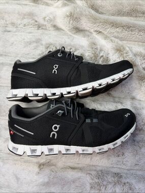 On Running women’s Athletic Shoes size 7